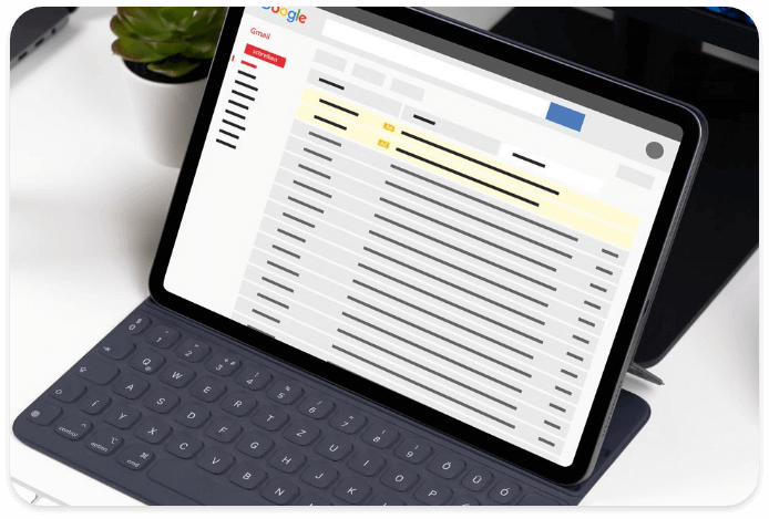 Bildschirm mit Gmail Postfach und gelb hinterlegten Gmail Sponsored Promotions