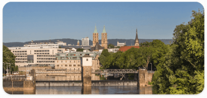 Panorama der Stadt Kassel, bei Sonnenschein, mit Fluss und zwei Kirchen, dem Zweitstandort von Smarketer